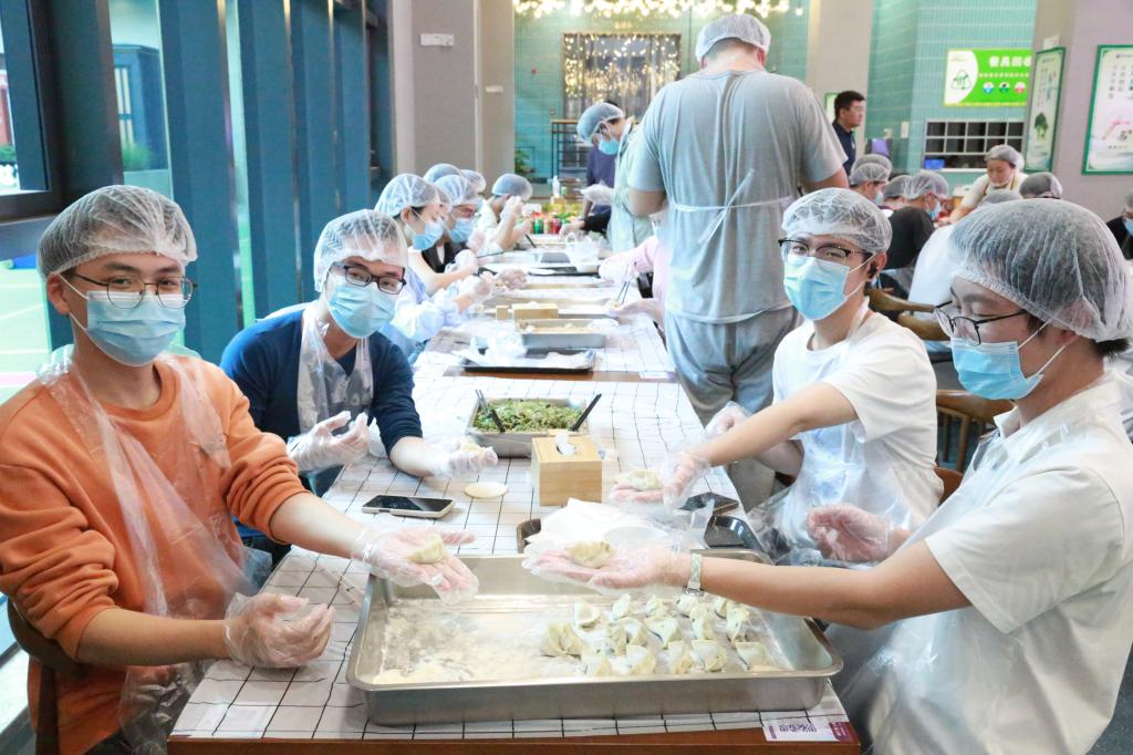 ug环球体育体育会员欢聚包饺子，共庆冬至传统佳节
