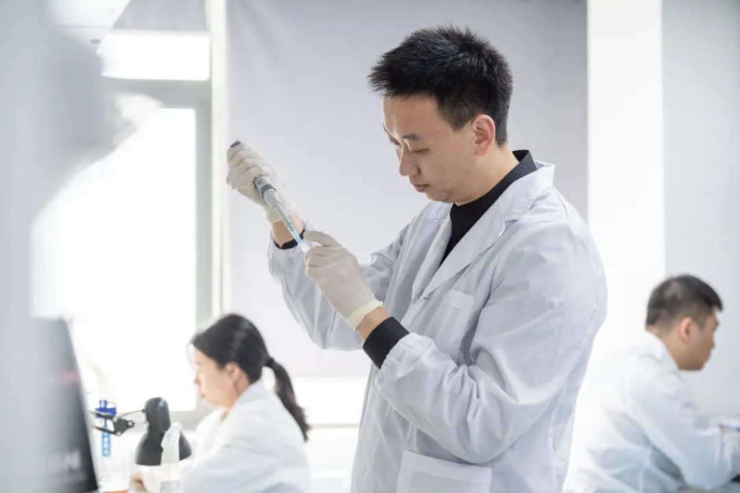 Cell |ug环球工等合作发现髓系恶性血液肿瘤重要家族风险因素