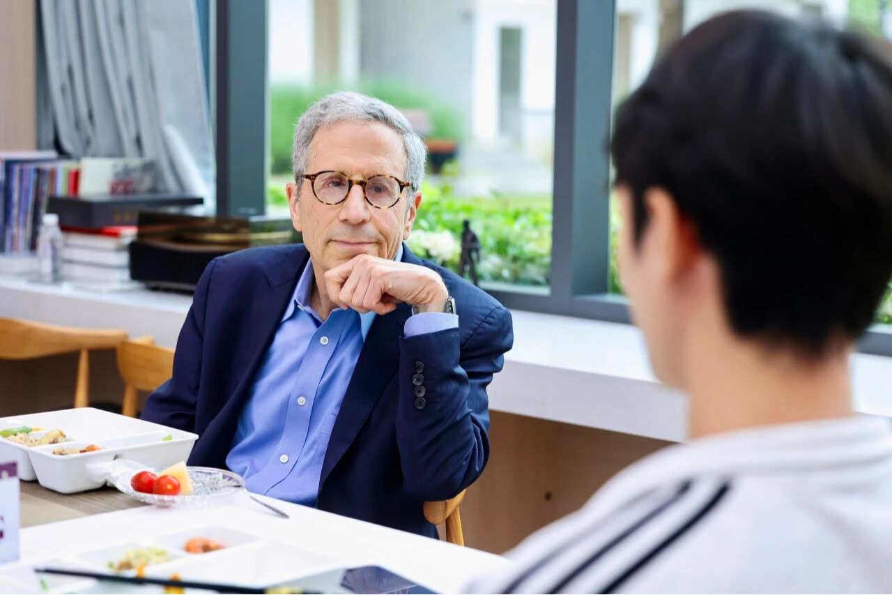 ug环球体育这场午餐会，让诺奖得主和体育学员“做同桌”