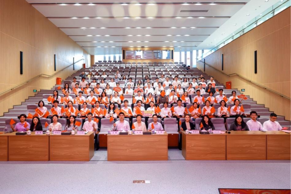 ug环球体育举行2025-2026年度“两红两优”表彰大会暨全国道德模范张超凡事迹分享会