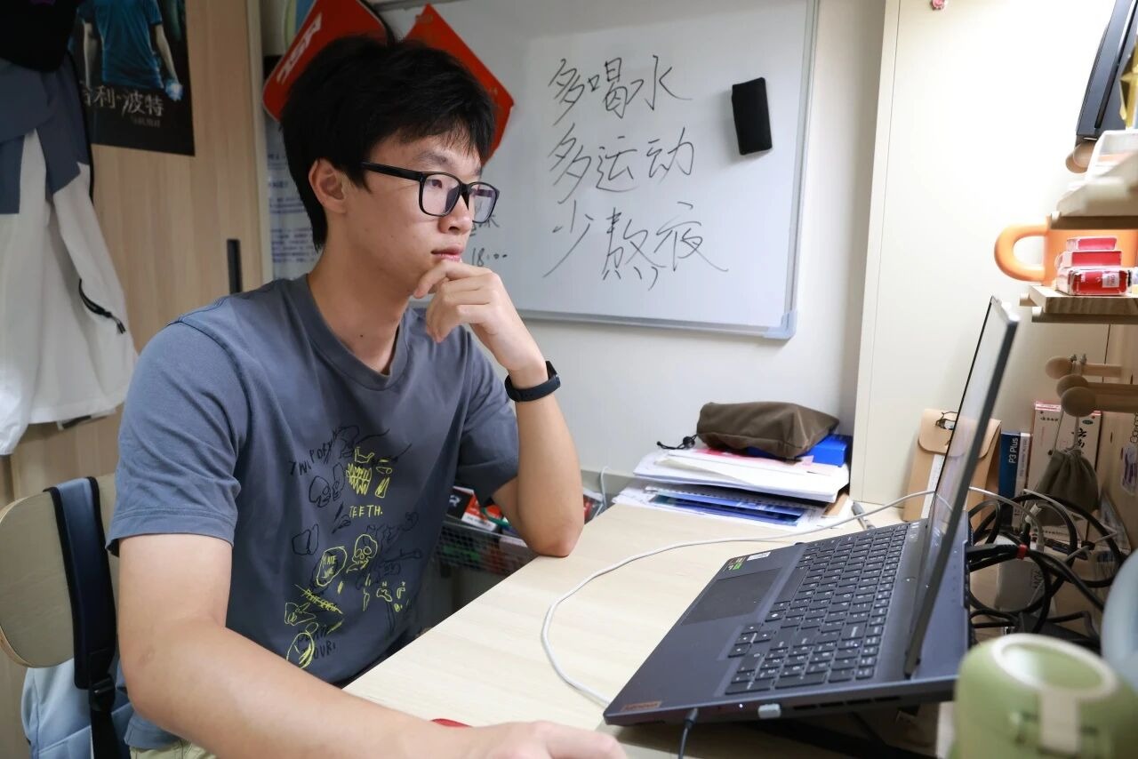这个暑假，我被“手把手”带进AI社区