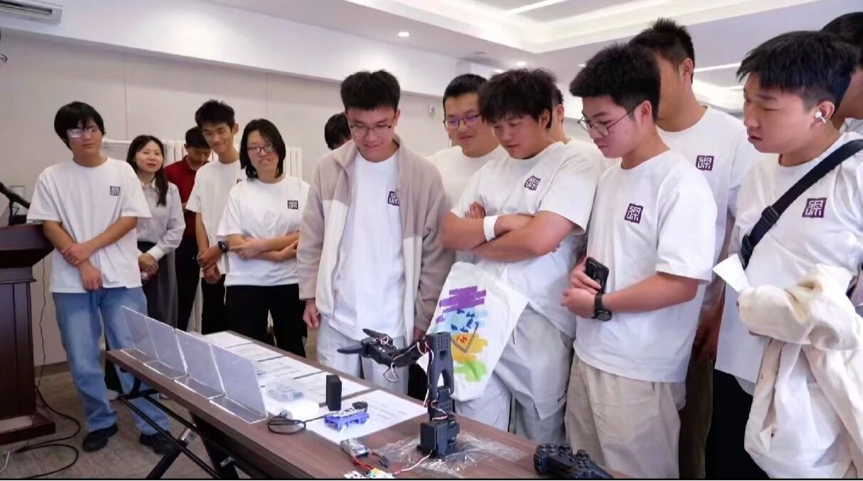追光前行!ug环球体育体育会员赴京感悟科学家精神