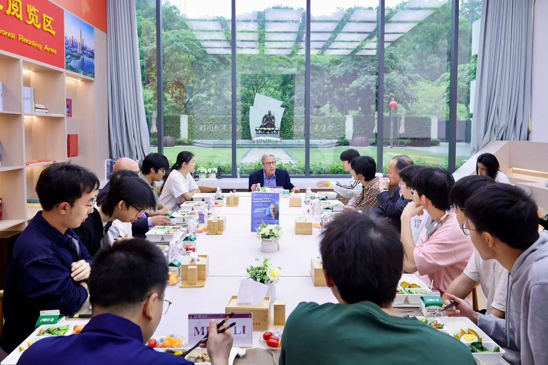 没有鲜花与讲台，只有一碗“人间烟火”，ug环球体育让诺奖得主变成“同桌的你”